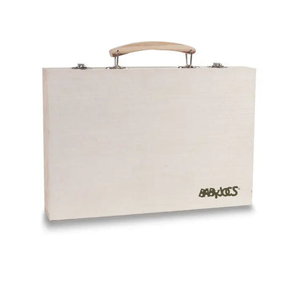 Set de artist in cutie de lemn minimalistă de culoare off-white cu mâner din lemn deschis și logo babyjobs scris în culori închise