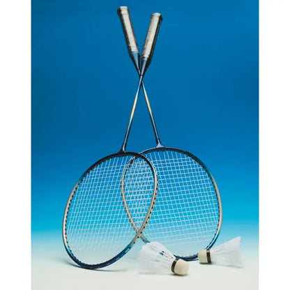 Set de badminton pentru 2 jucatori cu doua rachete albastre cu manere negre si doua fluturi albi