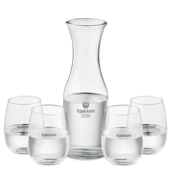 Carafă de sticlă transparentă reciclata cu branding kjøkken și bandă argintie la bază pentru set de băutură