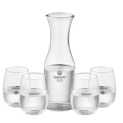 Carafă de sticlă transparentă reciclata cu branding kjøkken și bandă argintie la bază pentru set de băutură