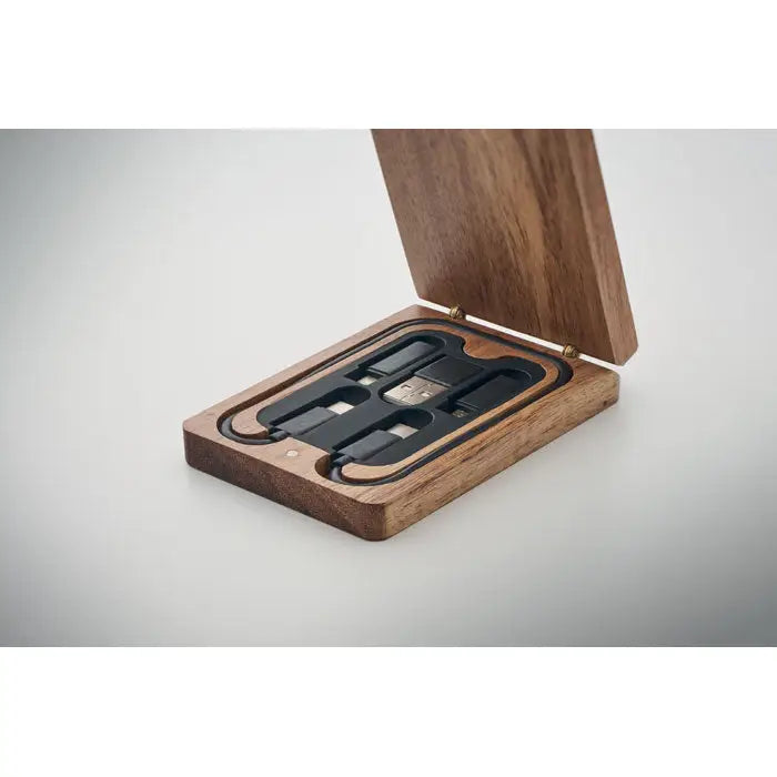 Un flash usb negru elegant așezat într-un slot personalizat dintr-o cutie de lemn nuc pentru set de cabluri 3 în 1