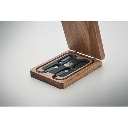 Un flash usb negru elegant așezat într-un slot personalizat dintr-o cutie de lemn nuc pentru set de cabluri 3 în 1