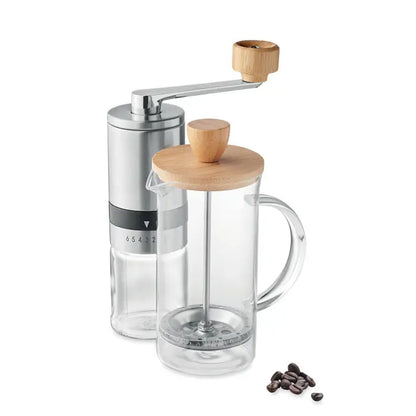 Set de cafea cu french press din sticla clara cu capac si maner din lemn si rasnita manuala din otel inoxidabil cu detalii din bambus