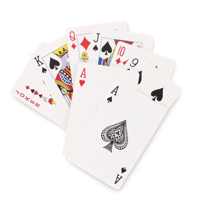 Set de carti de joc clasice cu carton alb, simboluri rosu si negru si desene ornate pe cartile de fata