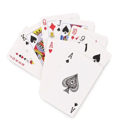 Set de carti de joc clasice cu carton alb, simboluri rosu si negru si desene ornate pe cartile de fata