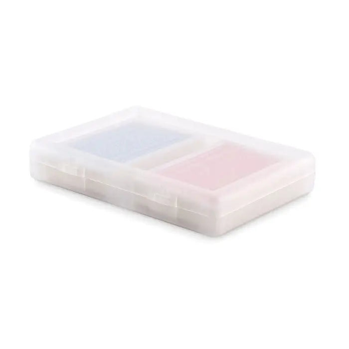 Set de carti de joc clasice in organizator transparent din plastic cu doua compartimente cu obiecte albastre si roz