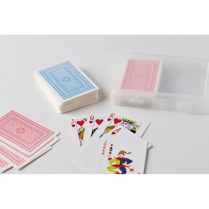 Set de carti de joc clasice cu fata albastra si rosie si design clasic cu romburi pe spate
