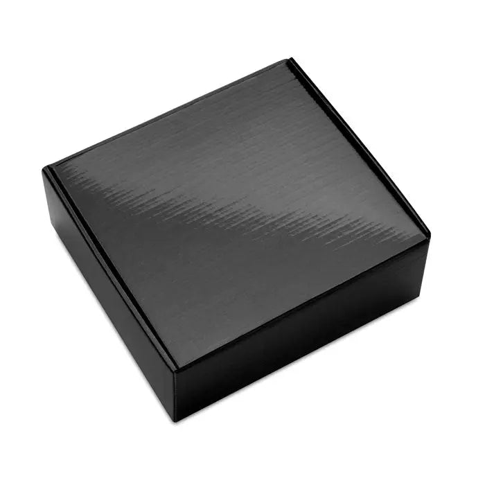 Set de cocktail într-o cutie neagră dreptunghiulară cu finisaj metalic periat și striații orizontale subtile