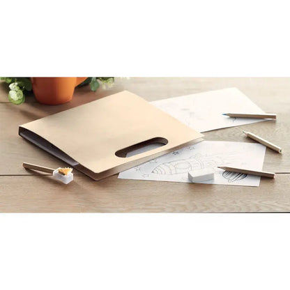 Beige folder din carton cu maner decupat pentru set de colorat cu 6 creioane