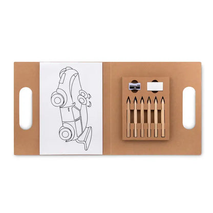 Set de colorat cu 6 creioane în cutie maro din carton cu desen alb-negru de mașină și creioane din lemn ascuțite