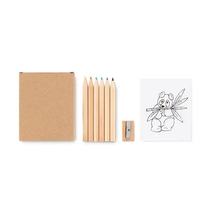 Set de colorat cu sase creioane colorate din lemn natural, ascutite, ascutitoare metalica si caiet kraft