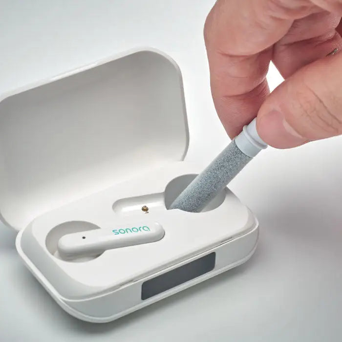 Set de curatare stilou tws cu casti earbud sonora albe minimaliste in carcasa de incarcare compacta