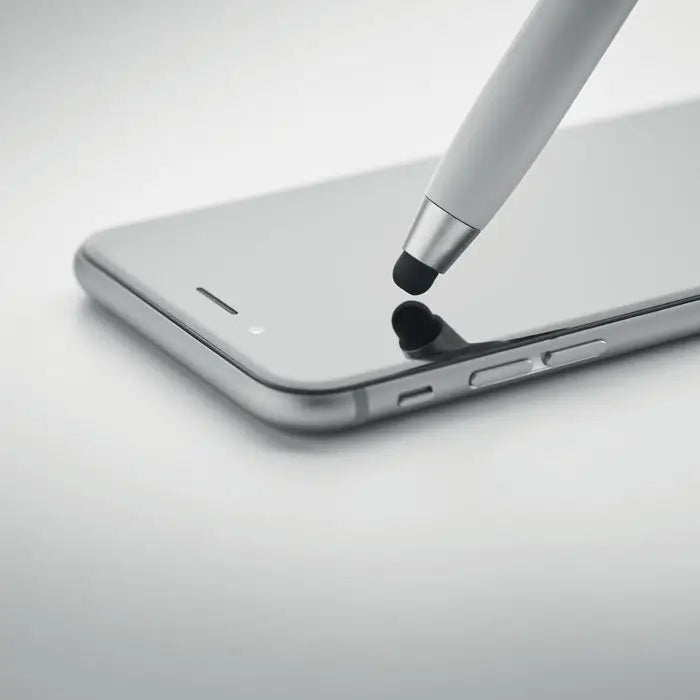 Set de curatare stilou TWS cu stylus argintiu lucios si varf negru deasupra ecranului lucios al unui smartphone