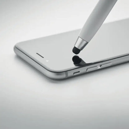 Set de curatare stilou TWS cu stylus argintiu lucios si varf negru deasupra ecranului lucios al unui smartphone