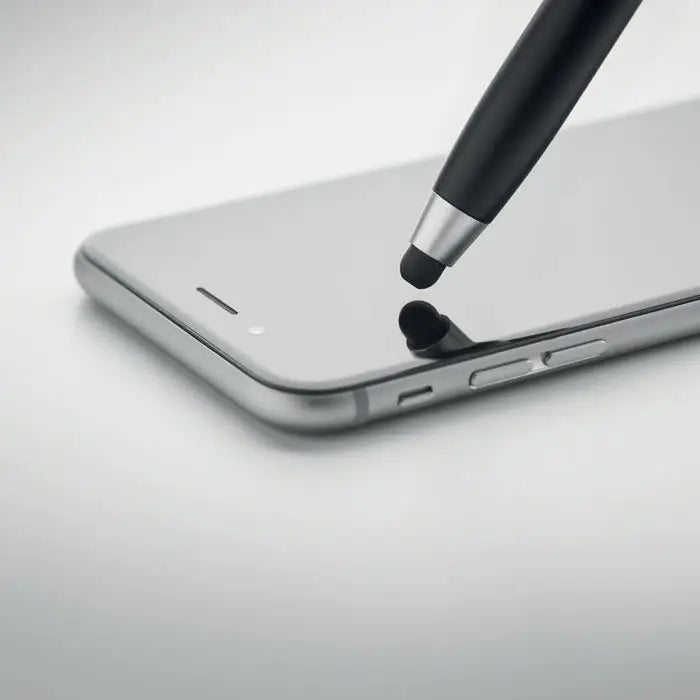 Set de curatare stilou tws cu stylus negru si varf argintiu pe ecran metalic al unui smartphone