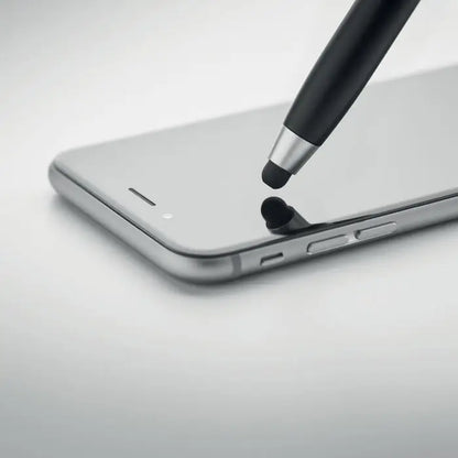 Set de curatare stilou tws cu stylus negru si varf argintiu pe ecran metalic al unui smartphone
