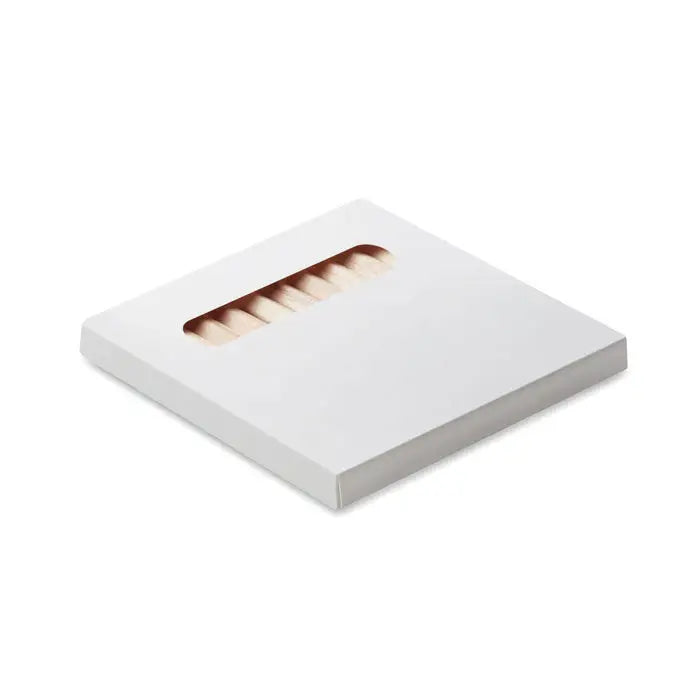 Set de desen pentru adulti cu cutie alba patrata si unghii false bej aranjate ordonat in interior