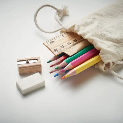 Set de desen pentru copii cu snur cu creioane colorate din lemn ascutite intrun sac de panza bej cu rigla si ascutitoare