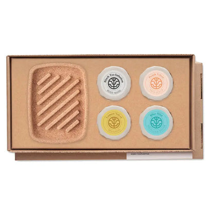 Set de frumusete cadou vegan cu patru sapunuri circulare albe eco-friendly si suport din pluta texturata