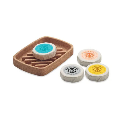 Set de frumusete cadou vegan cu patru cosmetice solide de calatorie ambalate individual si recipient din pluta cu sloturi