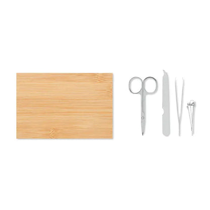 Set de instrumente pentru unghii pentru manichiura pe suport din bambus cu finisaj natural lemn