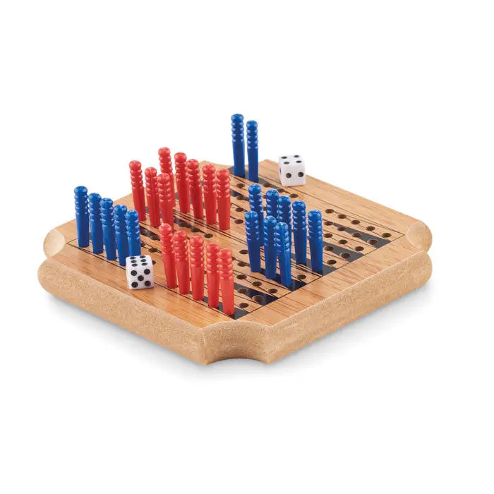 Set de jocuri cu coaster din 4 piese din lemn cu pioni rosii si albastre si zaruri albe pe finisaj natural