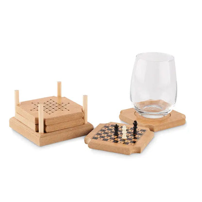 Set de jocuri cu coaster din 4 piese din lemn deschis cu table de sah si dame integrate