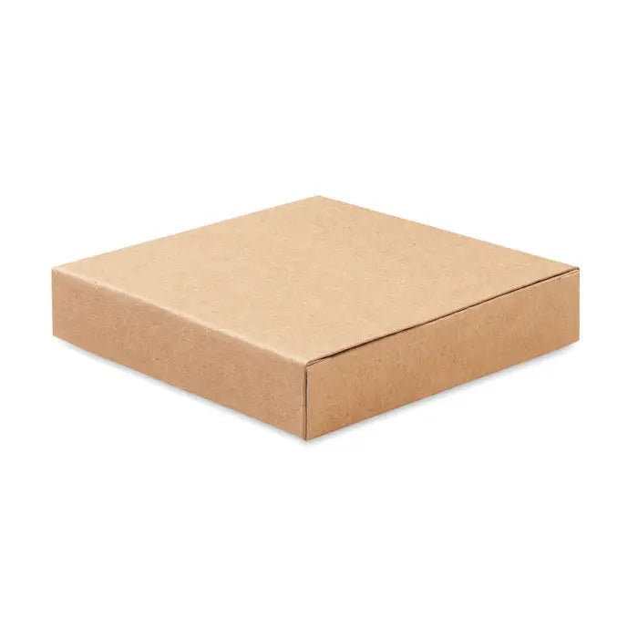 Set de ornamente de Craciun din lemn prezentat in cutie patrata simpla din carton maro cu margini precise