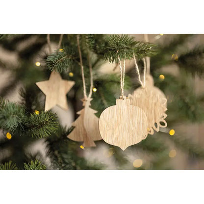 Set de ornamente de Craciun din lemn cu glob natural cu textura subtila agatat de sfoara