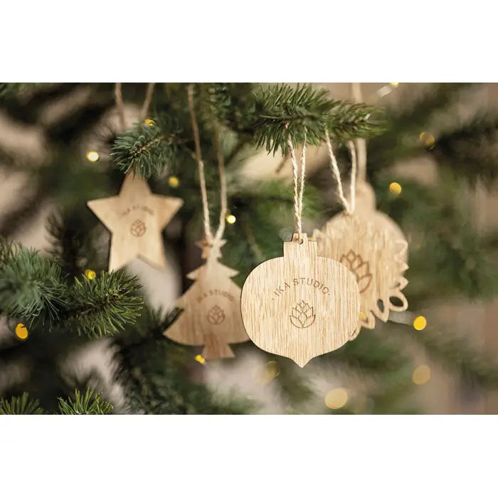 Set de ornamente de Craciun din lemn cu ornament teardrop gravat usor cu logo ika studio si design lotus