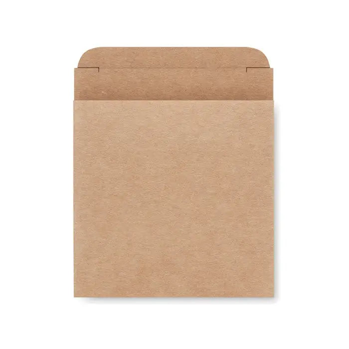 Set de ornamente de craciun din lemn cu plic simplu din hartie kraft maro cu clapeta si linii de pliere vizibile