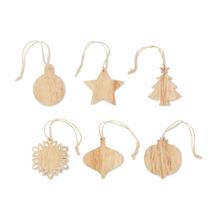 Set de ornamente de Craciun din lemn natural in sase forme diferite inclusiv glob, stea, brad si fulg de nea
