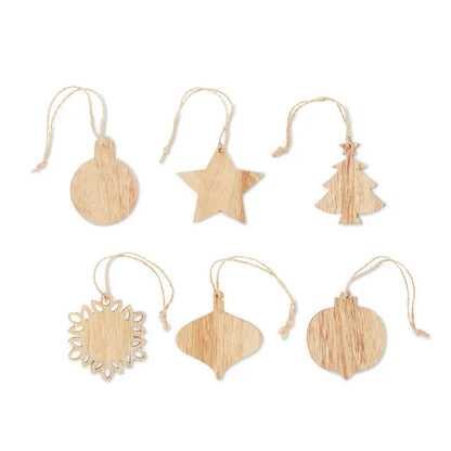 Set de ornamente de Craciun din lemn natural in sase forme diferite inclusiv glob, stea, brad si fulg de nea