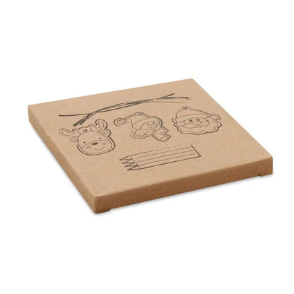 Notepad din carton maro cu desene negre de ren, om de zapada si mos craciun pentru set de ornamente din lemn de desen