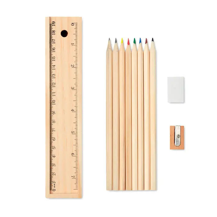 Set de papetarie in cutie de lemn cu opt creioane colorate ascuțite, riglă din lemn, radieră albă și ascuțitoare metalică