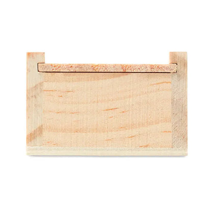 Set de papetarie în cutie de lemn deschis la culoare cu design rustic simplu și textură naturală evidentă