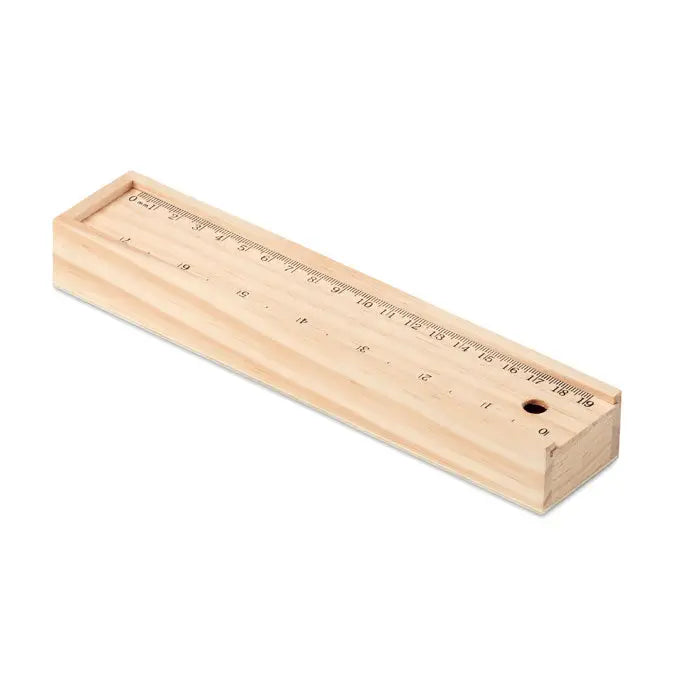 Riglă de lemn deschis la culoare cu marcaje gravate pentru set de papetărie în cutie de lemn