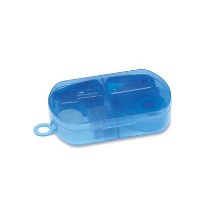 Set de papetarie in cutie de plastic transparent albastru cu doua compartimente si maner mic pentru organizare