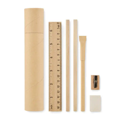 Set de papetarie tub de hartie cu penar din lemn deschis la culoare, rigla, creioane, ascutitoare si radiera