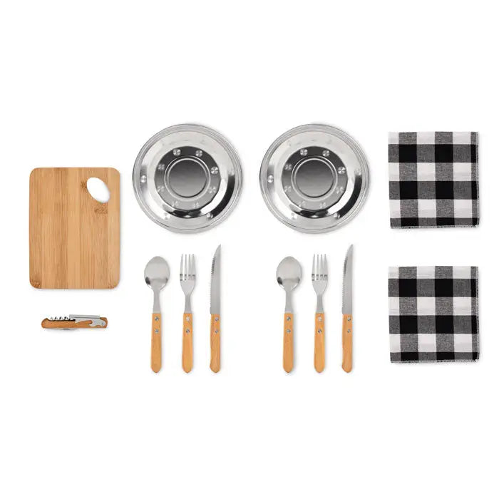 Set de picnic pentru 2 persoane cu farfurii inox cu margine argintie tacamuri lemn si servetele carouri alb negru