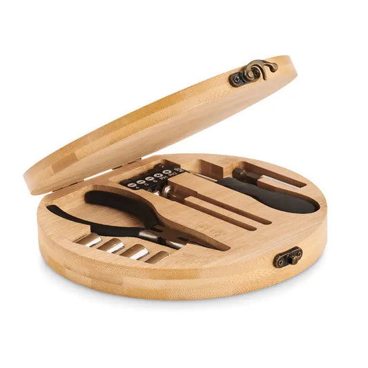 Set de scule de 15 piese cu un opener de vin din bambus deschis la culoare si unelte cu manere negre aranjate circular