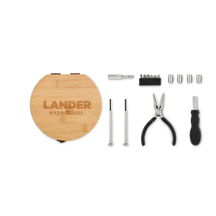 Set de scule de 15 piese in cutie din bambus maro deschis cu inscriptia lander expeditions si scule incluse