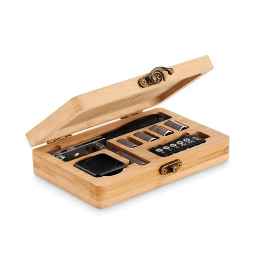 Set de scule din 13 piese cu cutie din lemn de bambus deschis si componente negre si metalice pentru vin