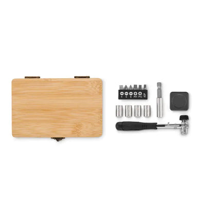 Set de scule din 13 piese cu cutie din bambus ce include biti surubelnita, cheia reglabila neagra si accesorii metalice