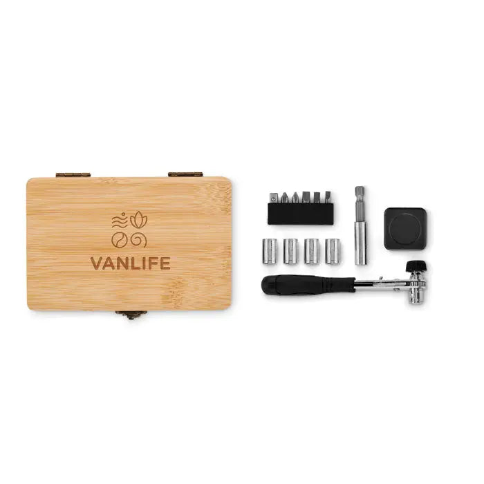 Set de scule din 13 piese vanlife cu cutie din bambus si cheie reglabila neagra cu biti metalici argintii
