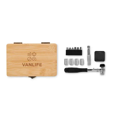 Set de scule din 13 piese vanlife cu cutie din bambus si cheie reglabila neagra cu biti metalici argintii