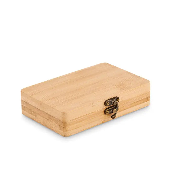 Cutie rectangulara din bambus maro deschis cu inchizatoare metalica aurie pentru set de scule din 13 piese