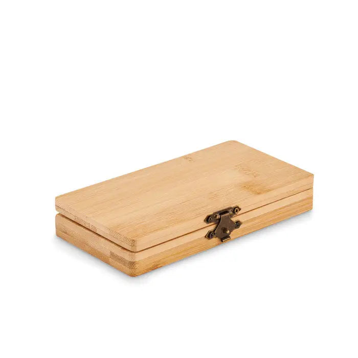 Cutie din bambus deschis la culoare cu clema metalica simpla pentru set de scule din 24 de piese