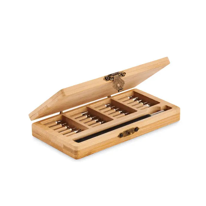 Set de scule din 24 de piese cu capete de surubelnita din bambus maro deschis in cutie de lemn cu feronerie alama