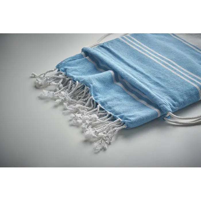 Set de snur pentru prosoape pentru hamam cu prosop turcesc bleu deschis cu dungi albe si margini franjurate